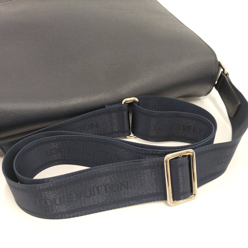 Louis Vuitton Roman MM Messenger Bag Taiga — view 4