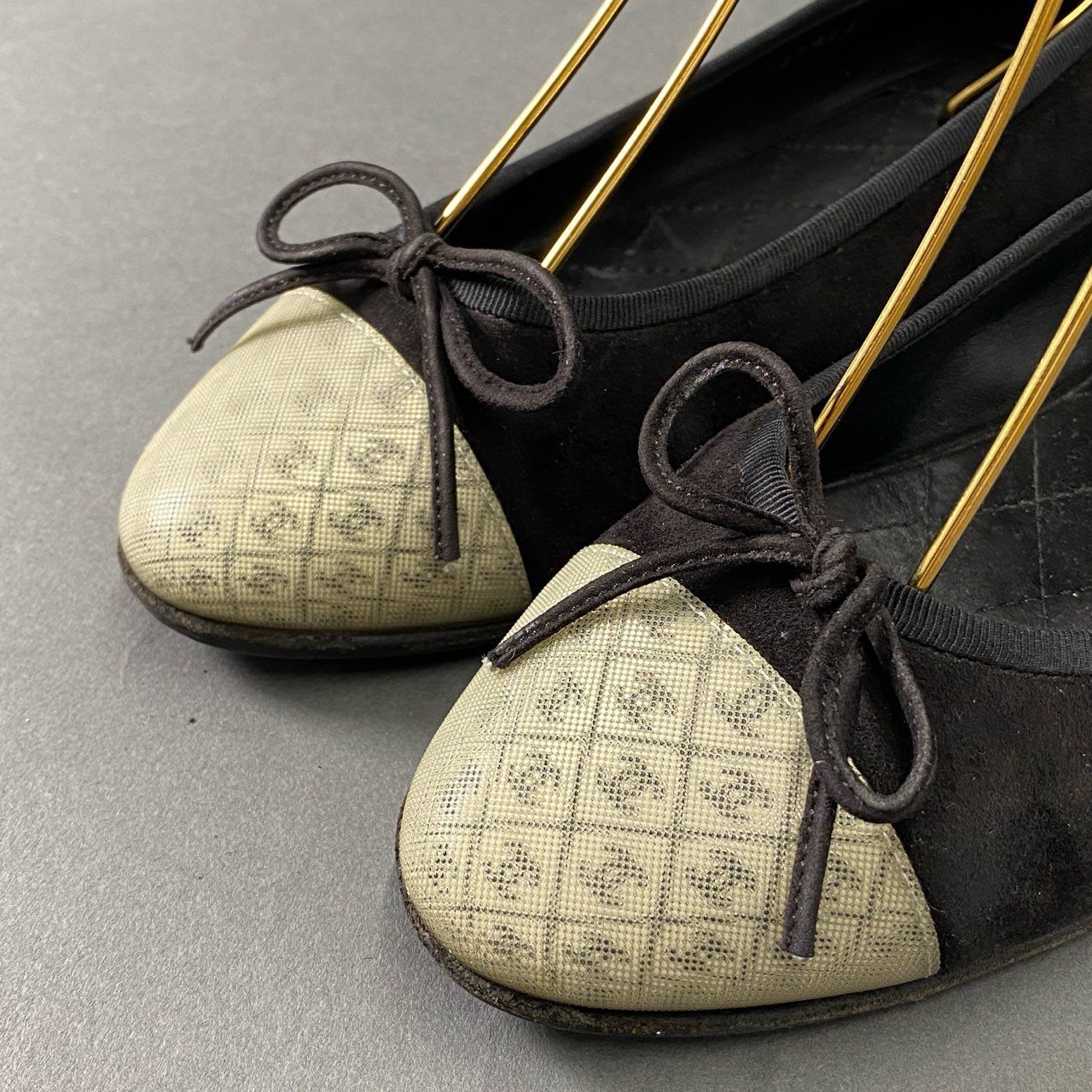 Chanel CC Logo Ballet Shoes Flat Black Suede Ribbon 35.5 — view 5