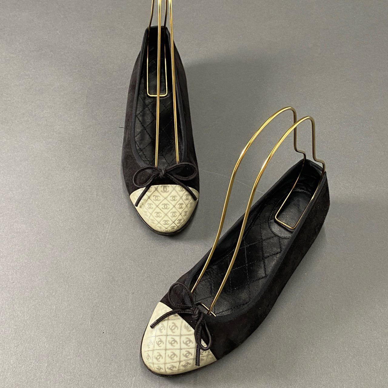 Chanel CC Logo Ballet Shoes Flat Black Suede Ribbon 35.5 — view 4
