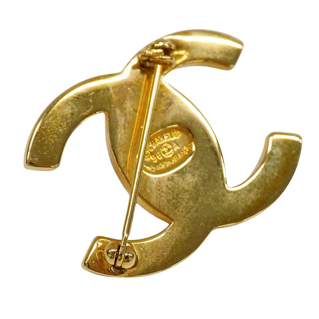 Chanel 96A Brooch Turnlock Gold Logo Vintage — view 2
