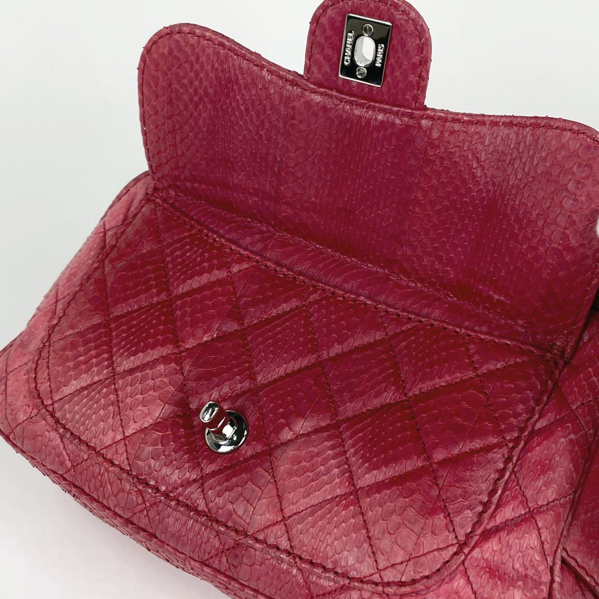 Chanel CC Logo Chain Shoulder Bag Quilted Leather — view 4
