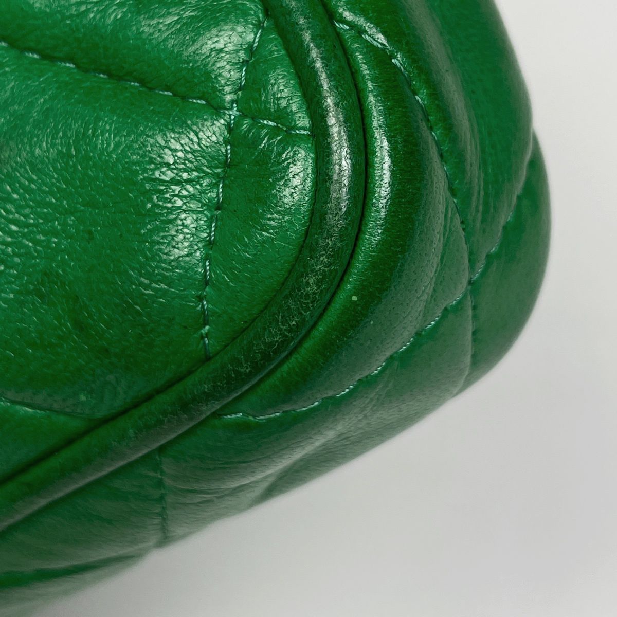 Chanel CC Logo Chain Shoulder Bag 2-Way Kiss Lock Leather Green — view 3