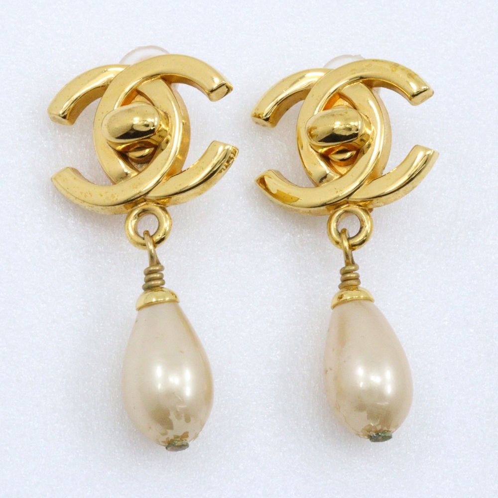 Chanel 96P CC Logo Turnlock Motif Vintage Gold Plated Faux Pearl Earrings — view 4