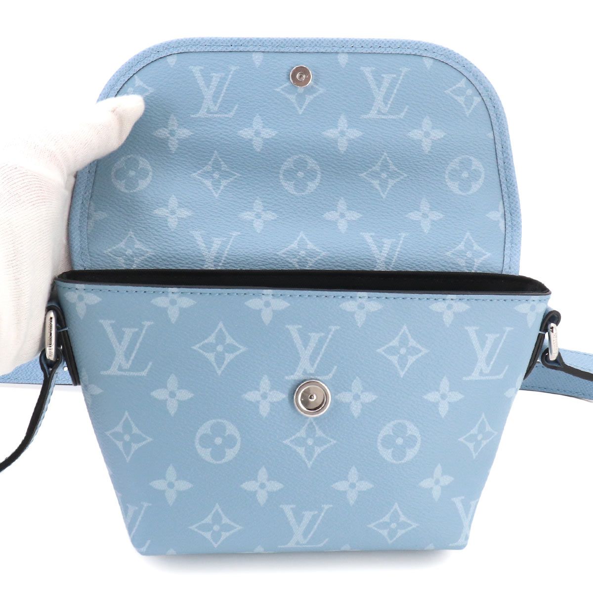 Louis Vuitton Taigarama Pulse Wearable Wallet Shoulder Bag — view 7