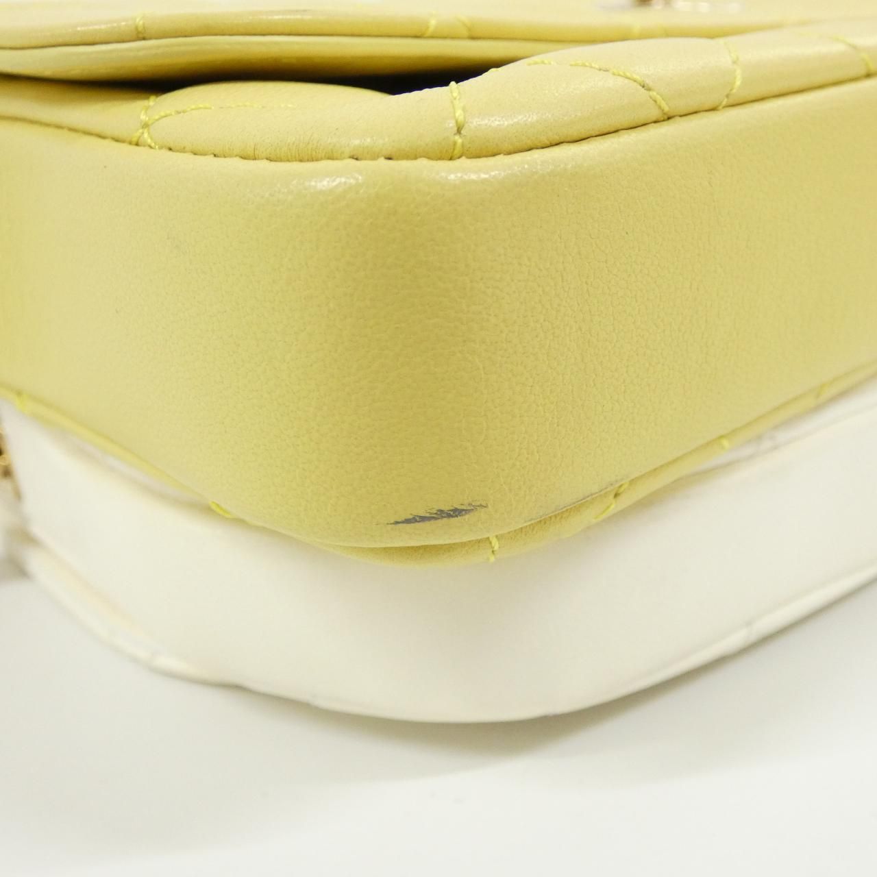 Chanel Shoulder Bag Yellow — view 3
