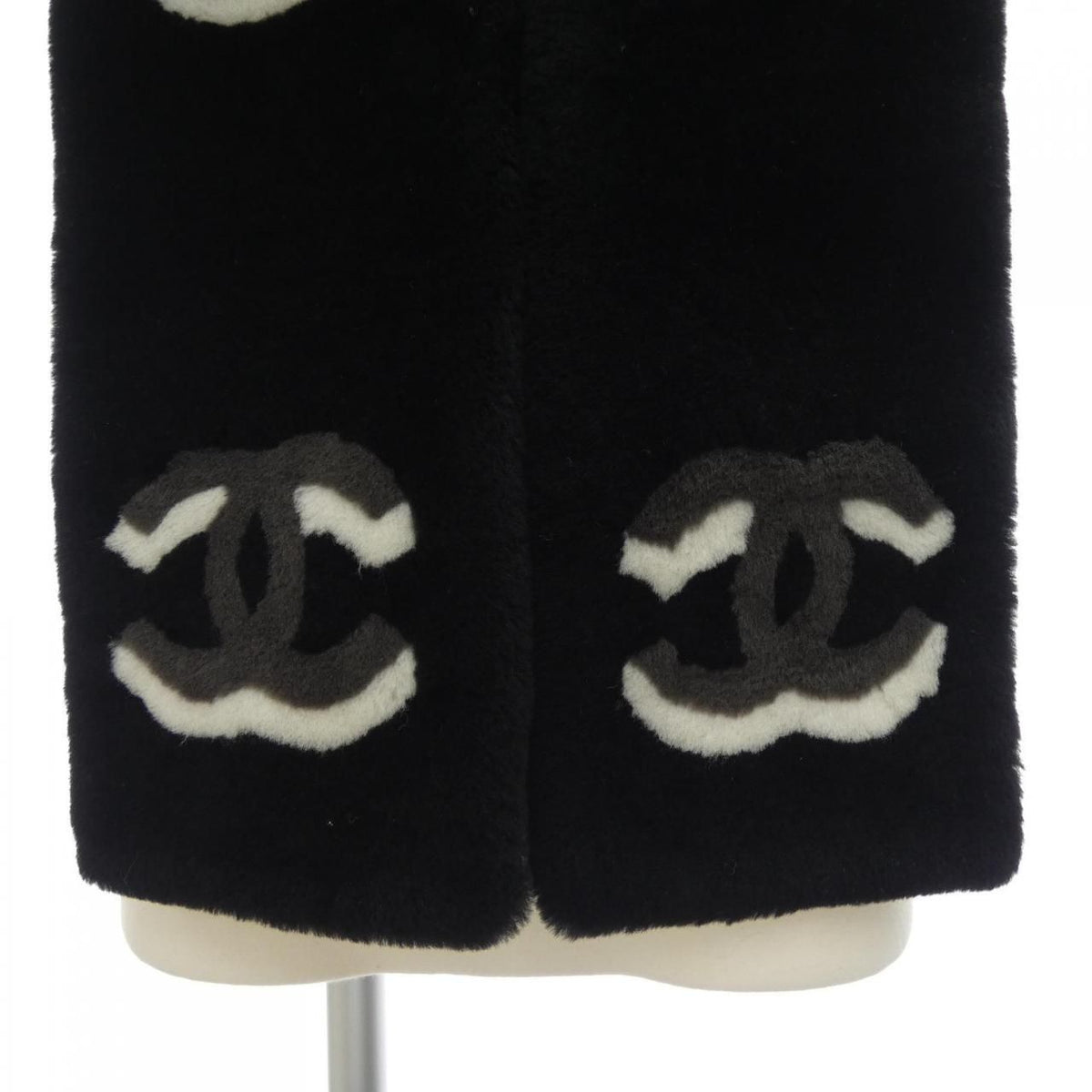 Chanel Shearling Scarf Black — view 4