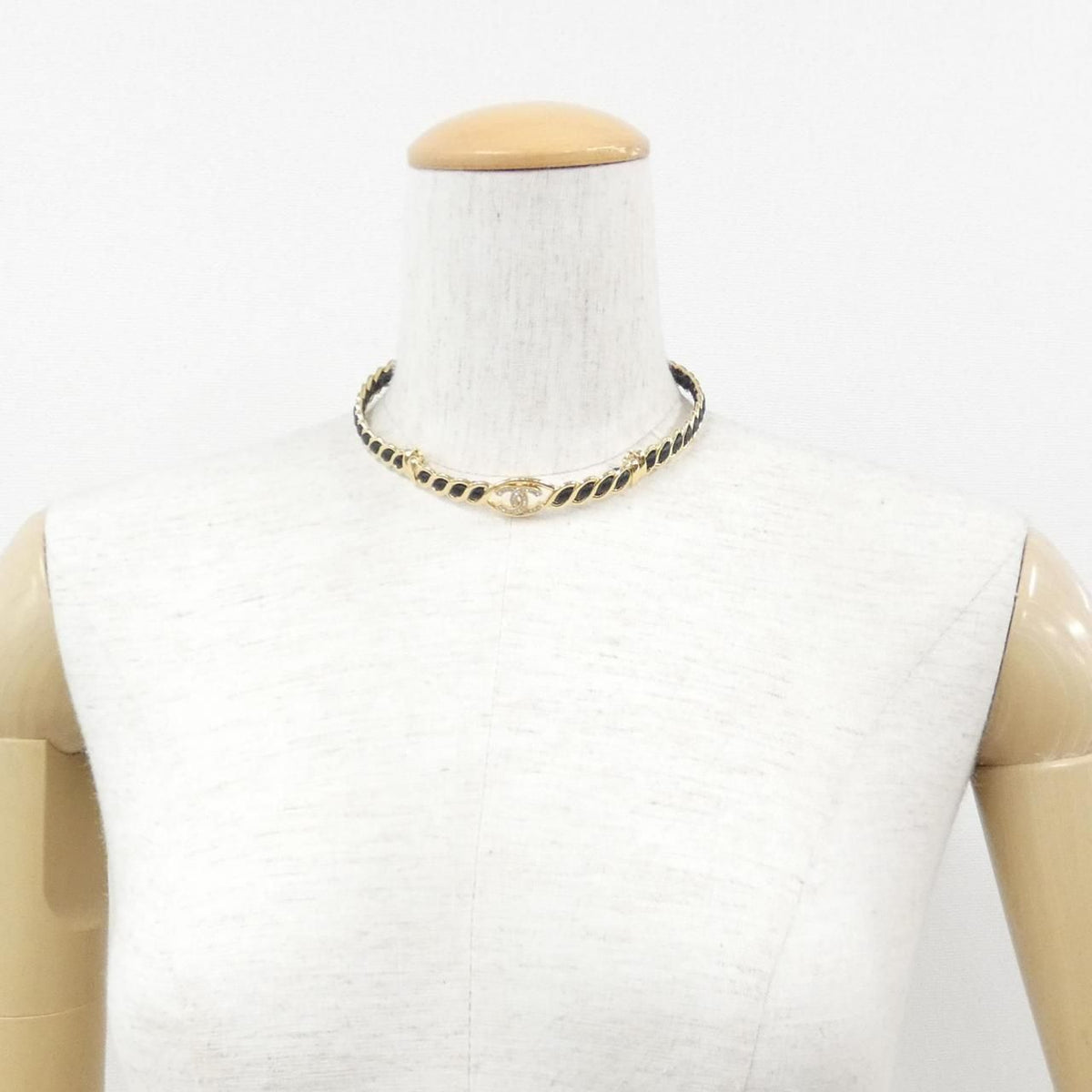 Chanel Choker Necklace Gold — view 4