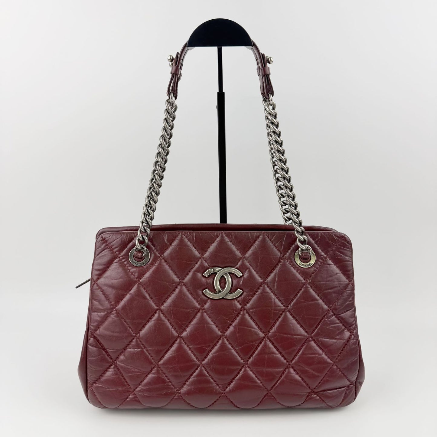 Chanel CC Logo Quilted Chain Shoulder Bag Leather Bordeaux Red Silver Vintage — view 4