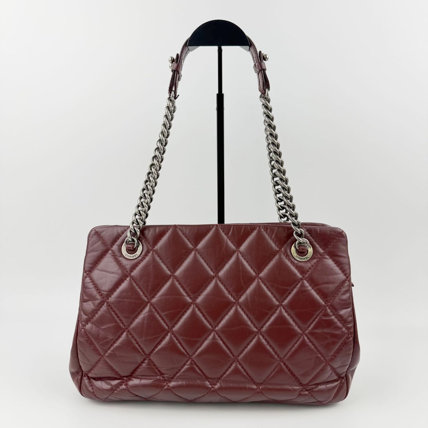 Chanel CC Logo Quilted Chain Shoulder Bag Leather Bordeaux Red Silver Vintage — view 5