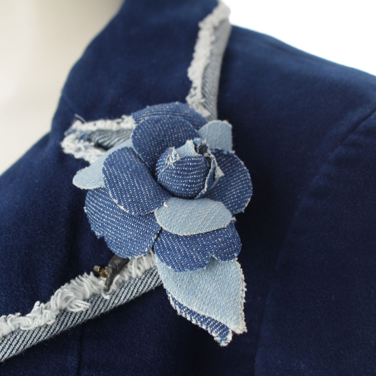 Chanel 07A Denim Brooch Velvet Trim Contrast Tailored Jacket Navy 36 — view 7