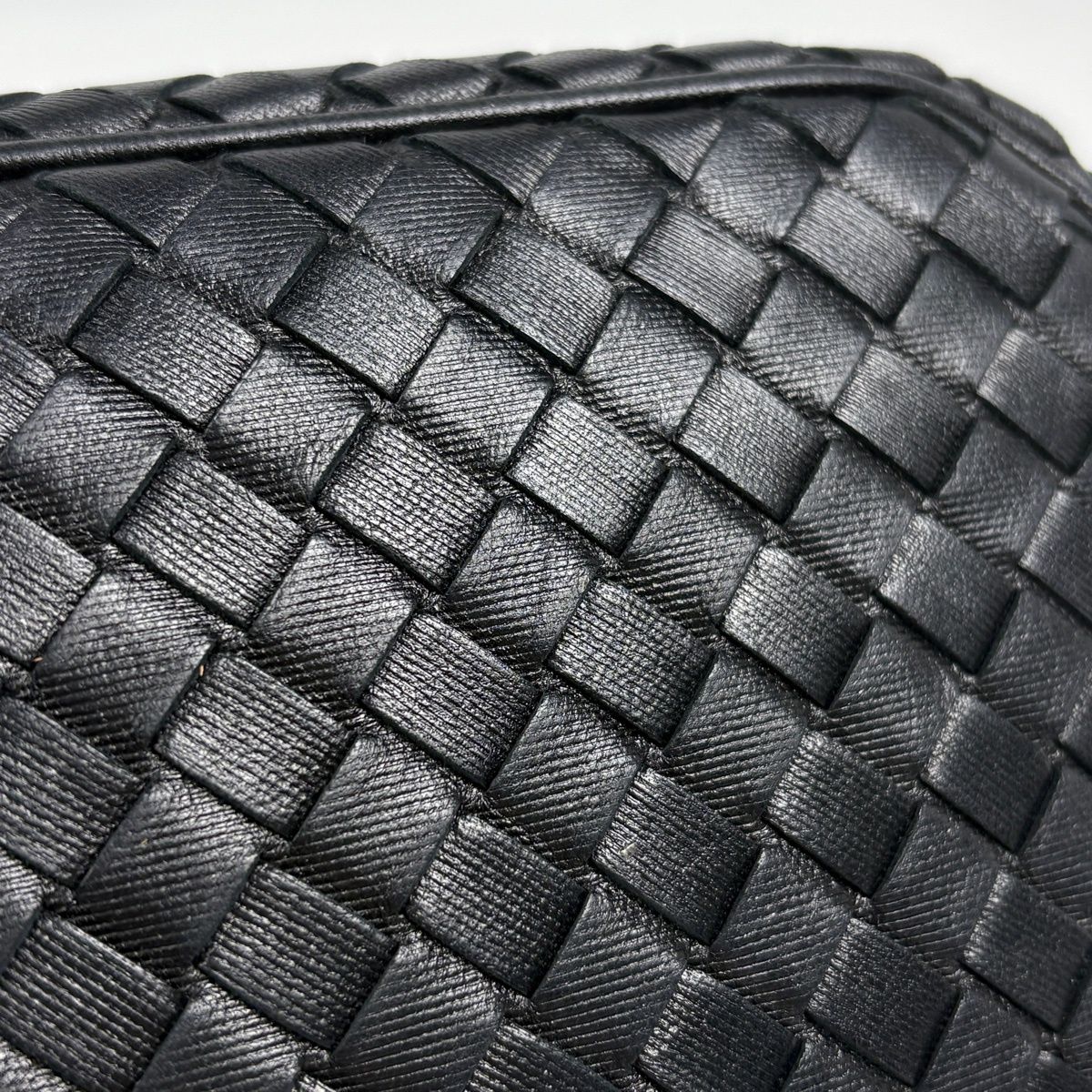 Bottega Veneta Intrecciato Handbag Leather Black — view 3