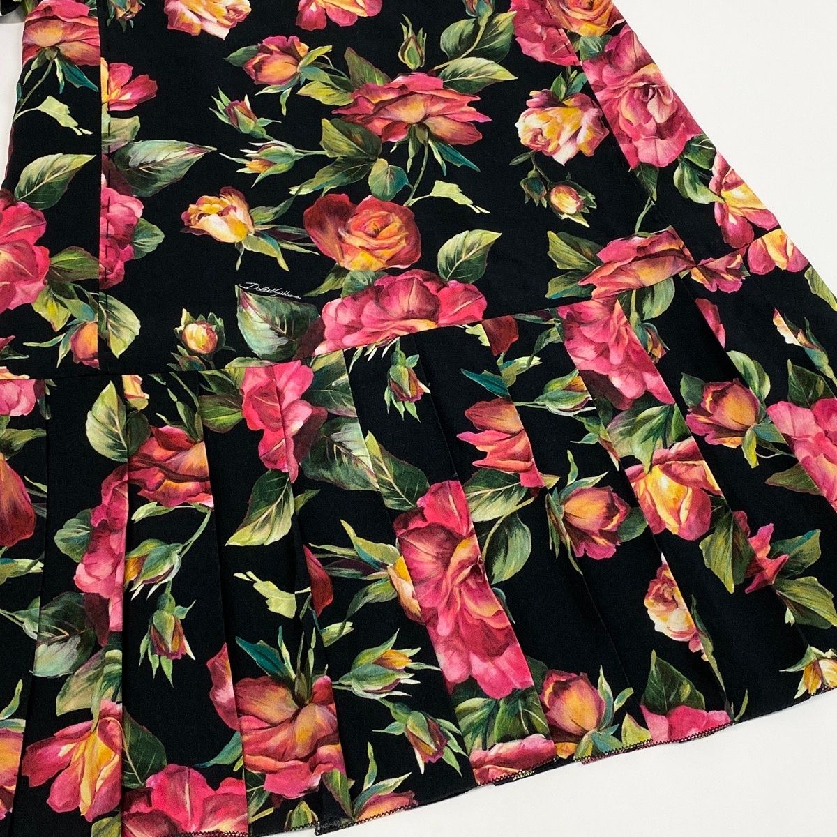 Dolce & Gabbana Rose Print Short Sleeve Dress Pleated Contrast Floral Decorative — view 6