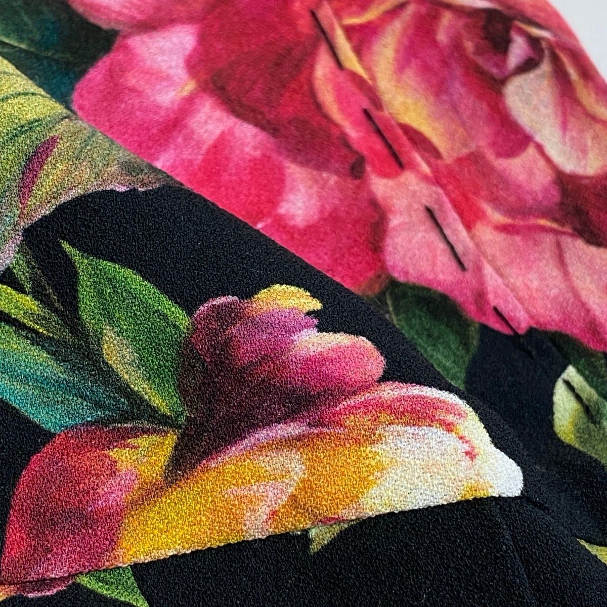 Dolce & Gabbana Rose Print Short Sleeve Dress Pleated Contrast Floral Decorative — view 7