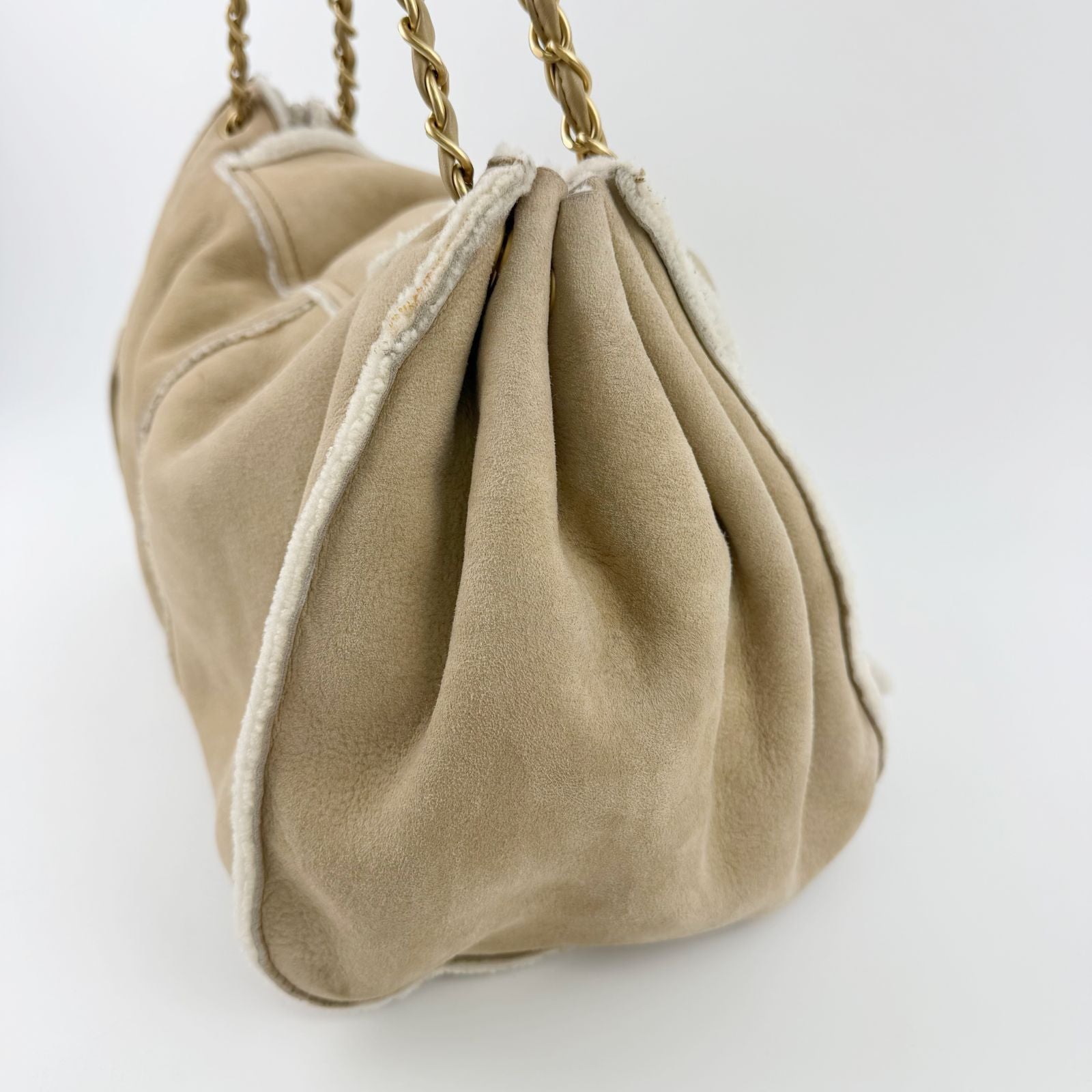 Chanel CC Logo Chain Shoulder Bag Suede Shearling Beige Gold Vintage — view 6