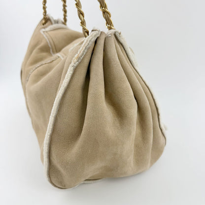 Chanel CC Logo Chain Shoulder Bag Suede Shearling Beige Gold Vintage — view 6