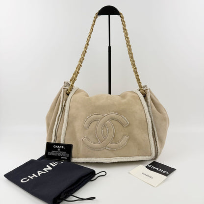 Chanel CC Logo Chain Shoulder Bag Suede Shearling Beige Gold Vintage — view 3