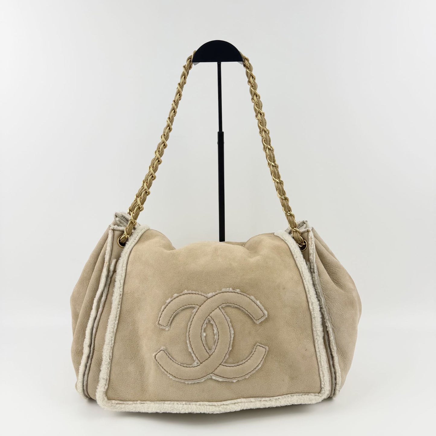 Chanel CC Logo Chain Shoulder Bag Suede Shearling Beige Gold Vintage — view 4
