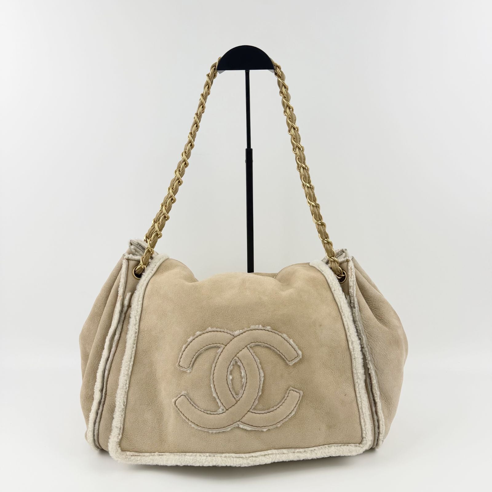 Chanel CC Logo Chain Shoulder Bag Suede Shearling Beige Gold Vintage — view 4