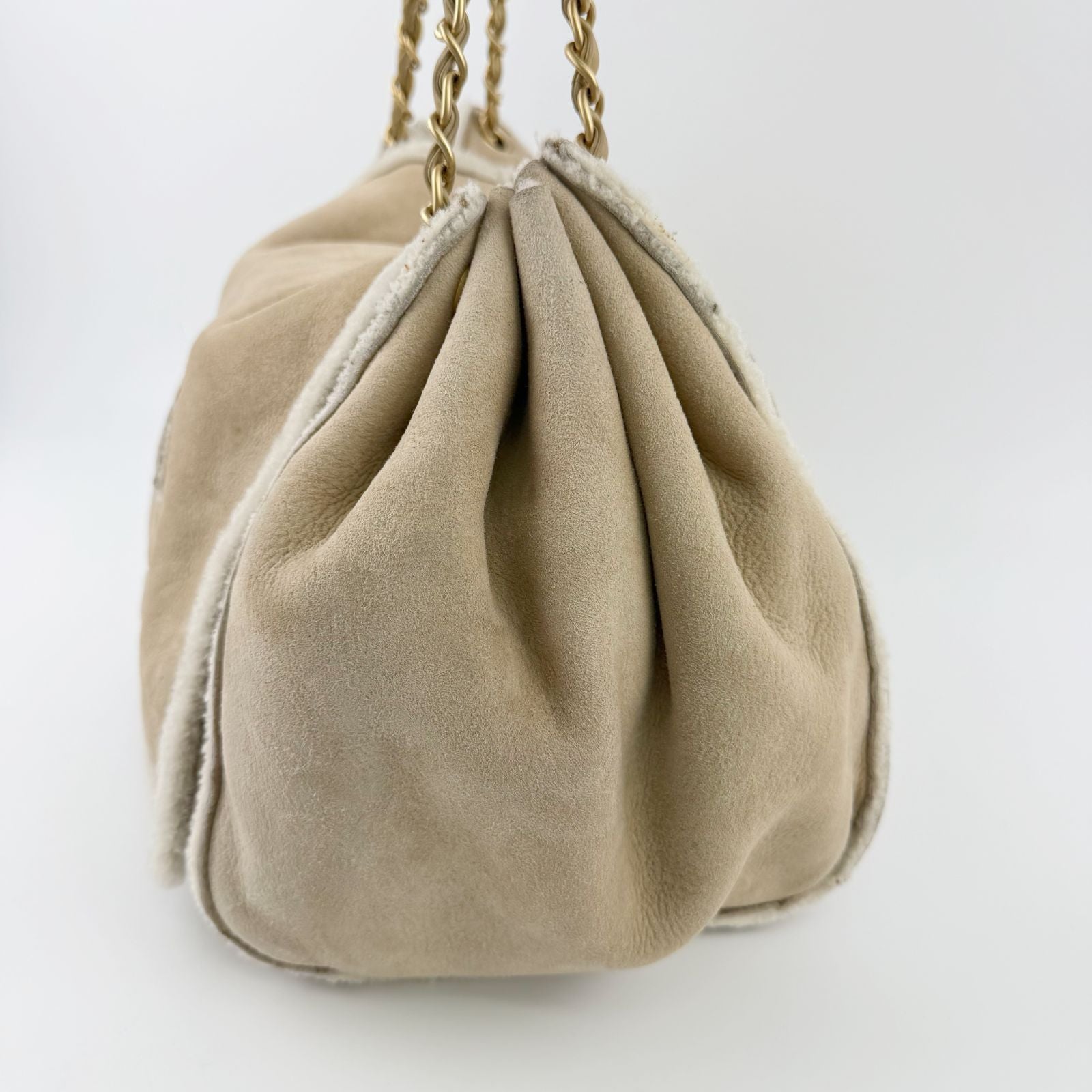 Chanel CC Logo Chain Shoulder Bag Suede Shearling Beige Gold Vintage — view 7