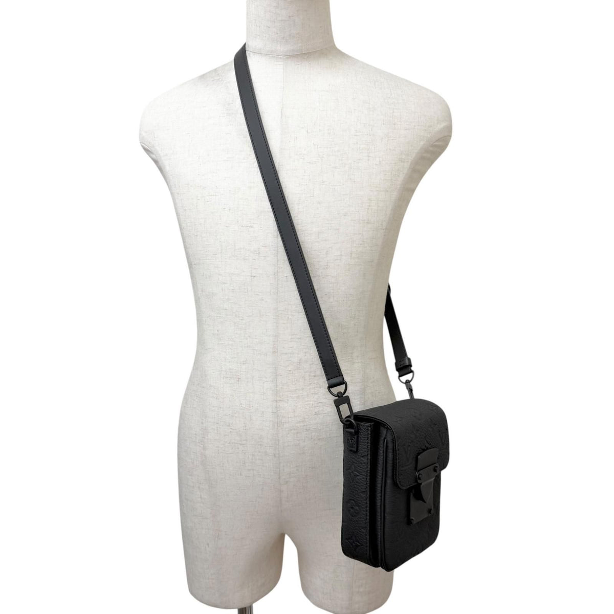 Louis Vuitton S Lock Vertical Wearable Wallet Leather Taurillon Monogram Black — view 3