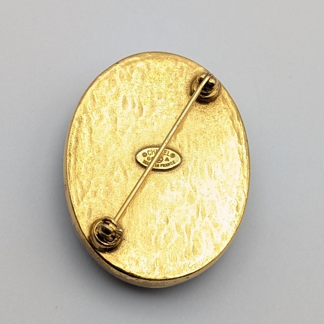 Chanel 96A Brooch CC Logo Gold Black Stone Vintage — view 4