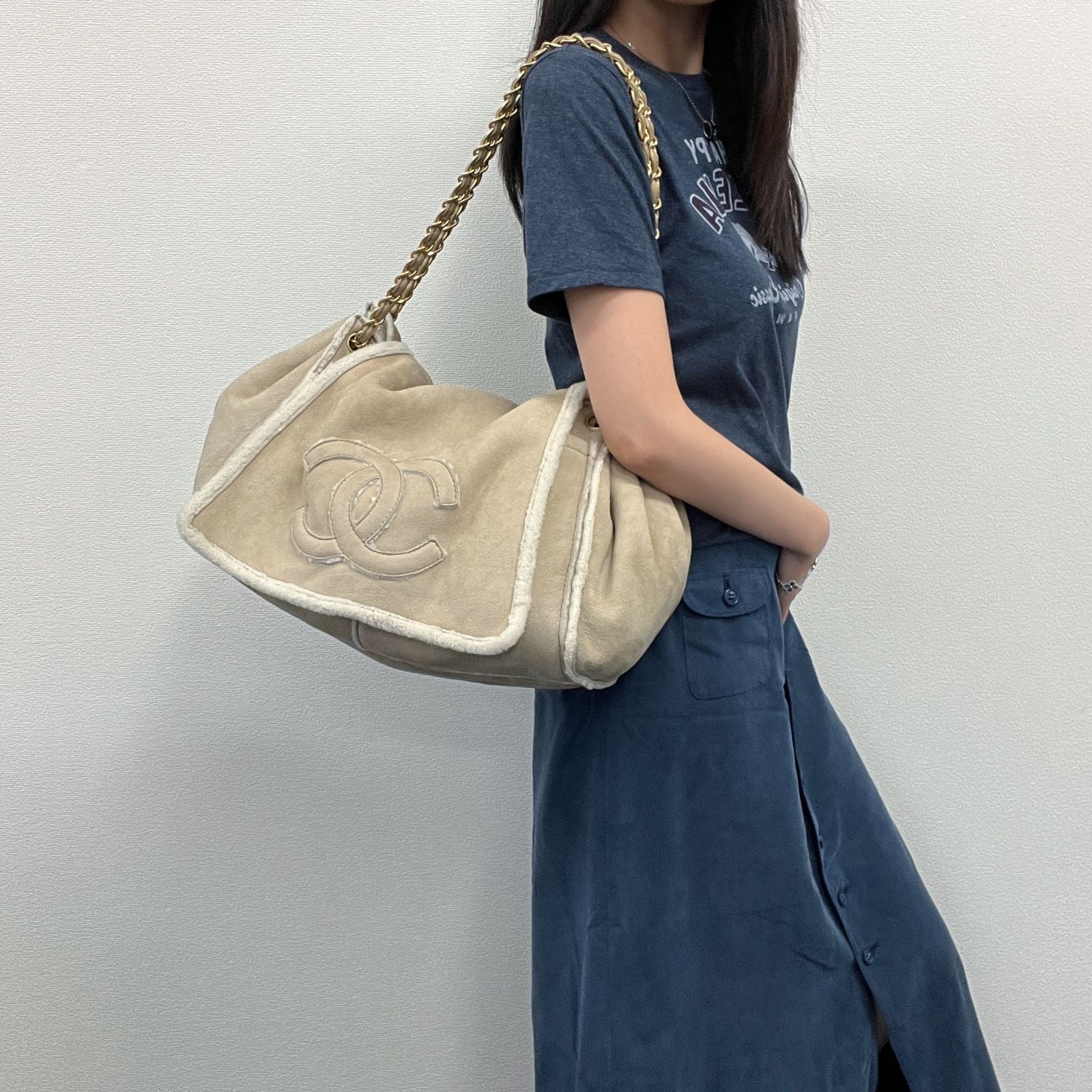 Chanel CC Logo Chain Shoulder Bag Suede Shearling Beige Gold Vintage — view 2