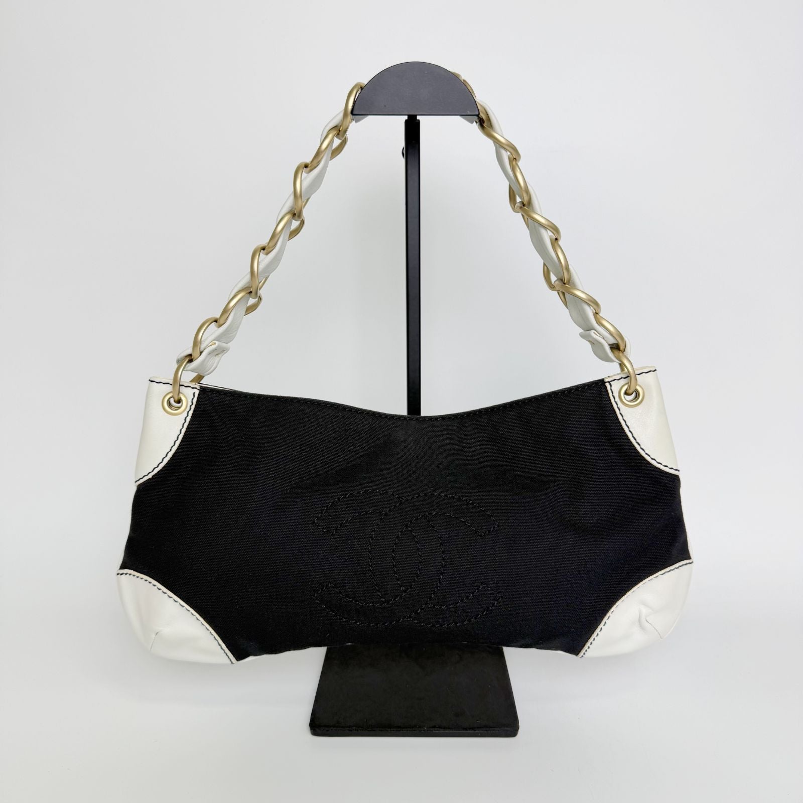 Chanel CC Logo Chain Shoulder Bag Canvas Leather Black White Gold Vintage — view 3