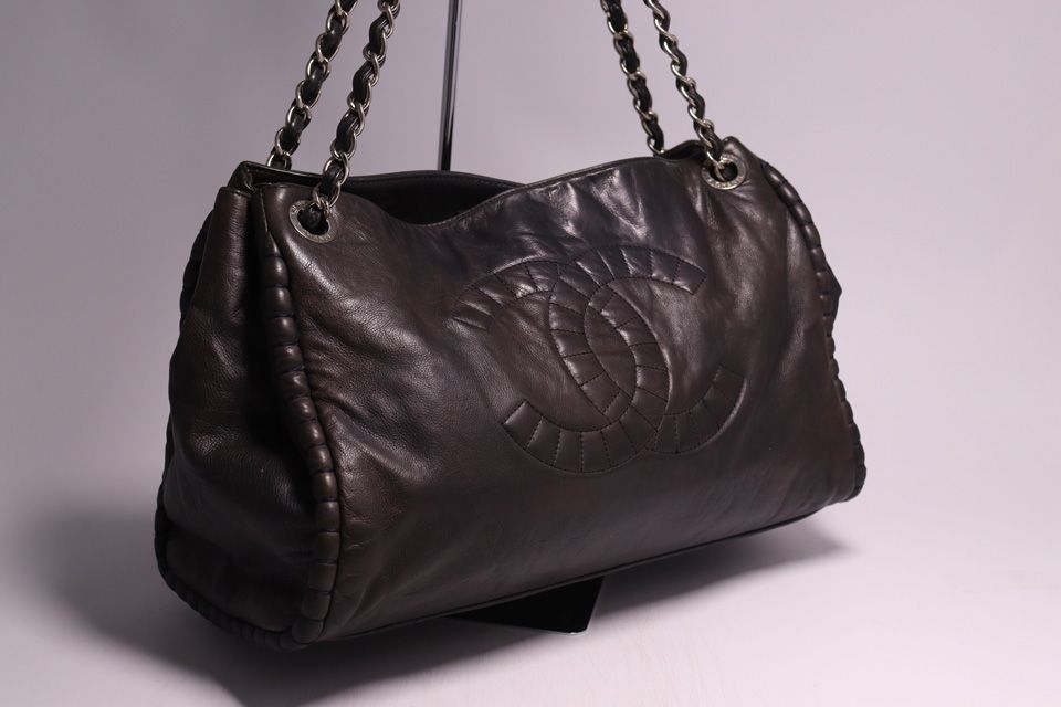 Chanel Leather Shoulder Bag — view 4