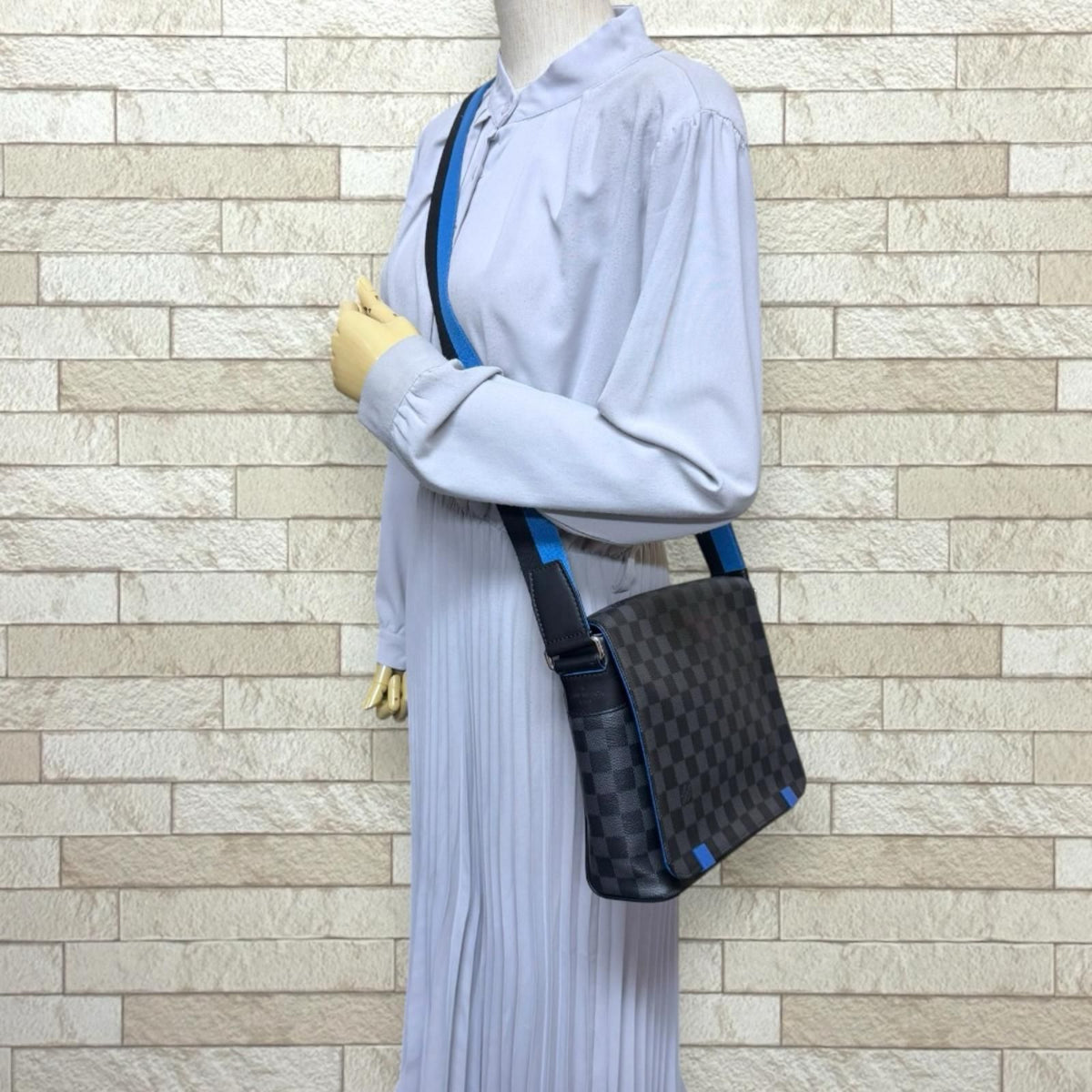 Louis Vuitton District PM NM Damier Graphite Shoulder Bag Canvas Black — view 2