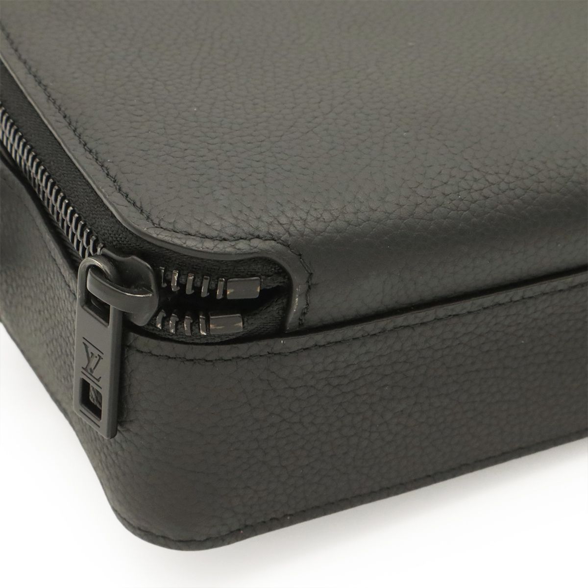 Louis Vuitton LV Aerogram Alpha Wearable Wallet Shoulder Bag 2-Way Clutch Noir — view 3