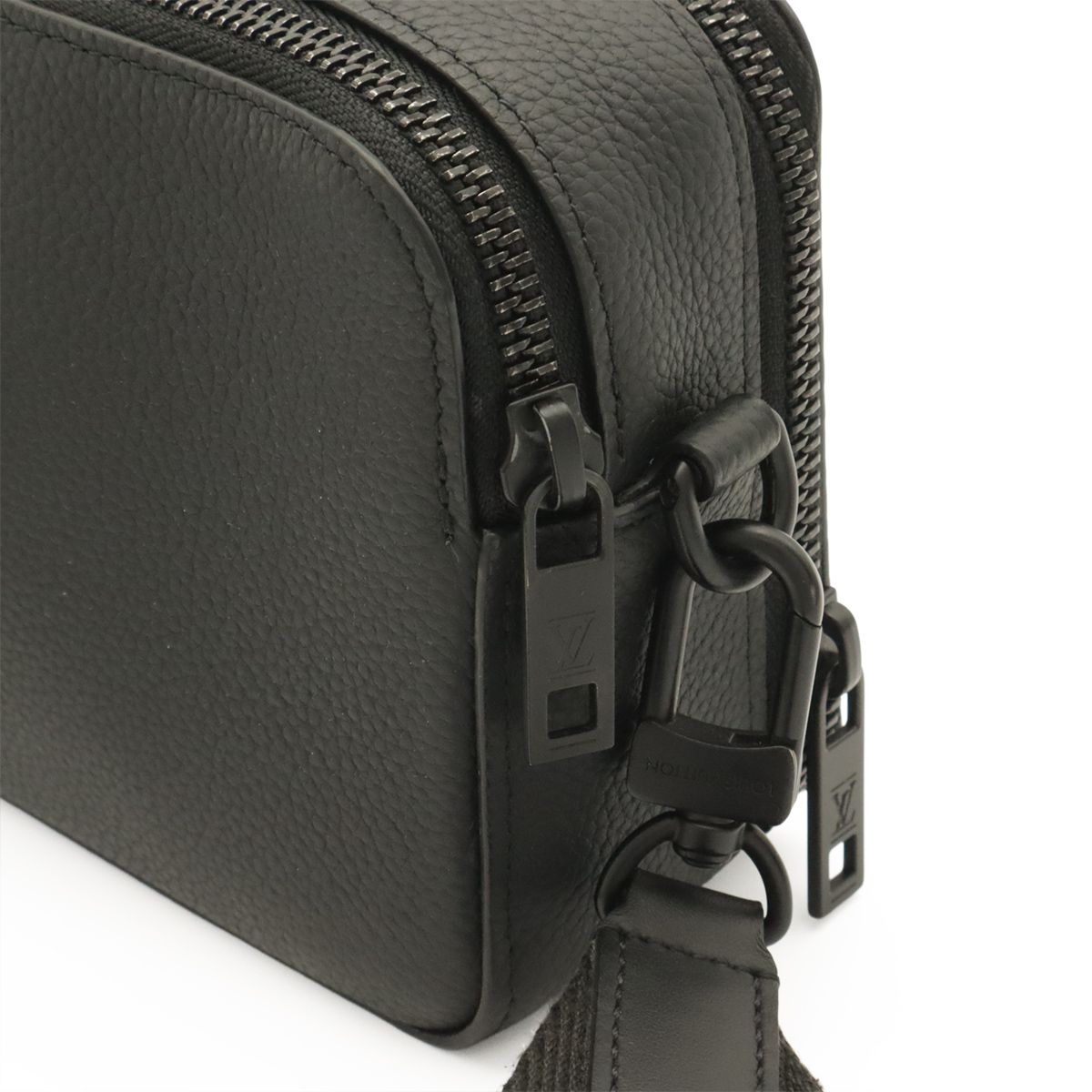 Louis Vuitton LV Aerogram Alpha Wearable Wallet Shoulder Bag 2-Way Clutch Noir — view 5