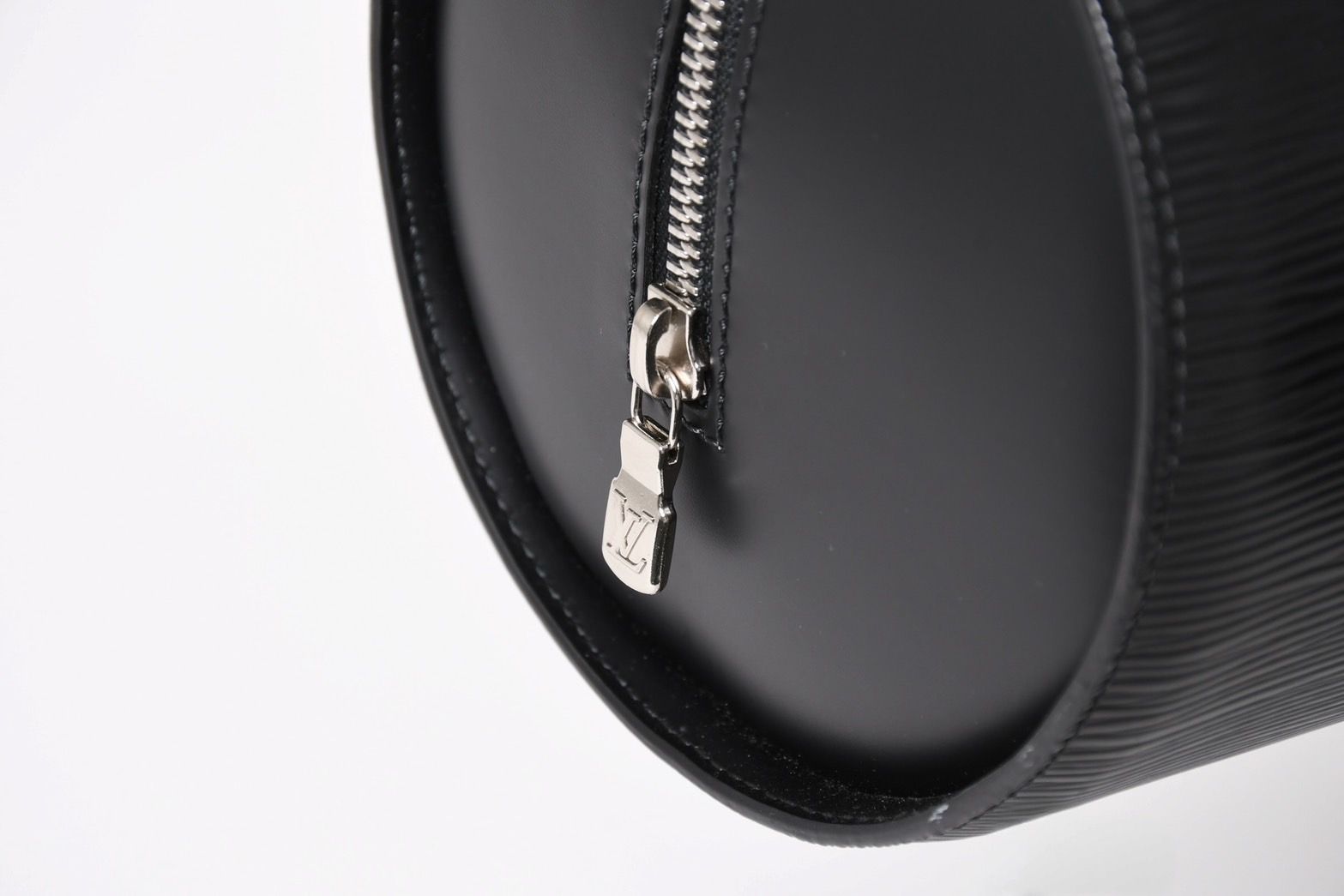 Louis Vuitton Papillon 30 GM Handbag Epi Silver Tube Shape — view 4