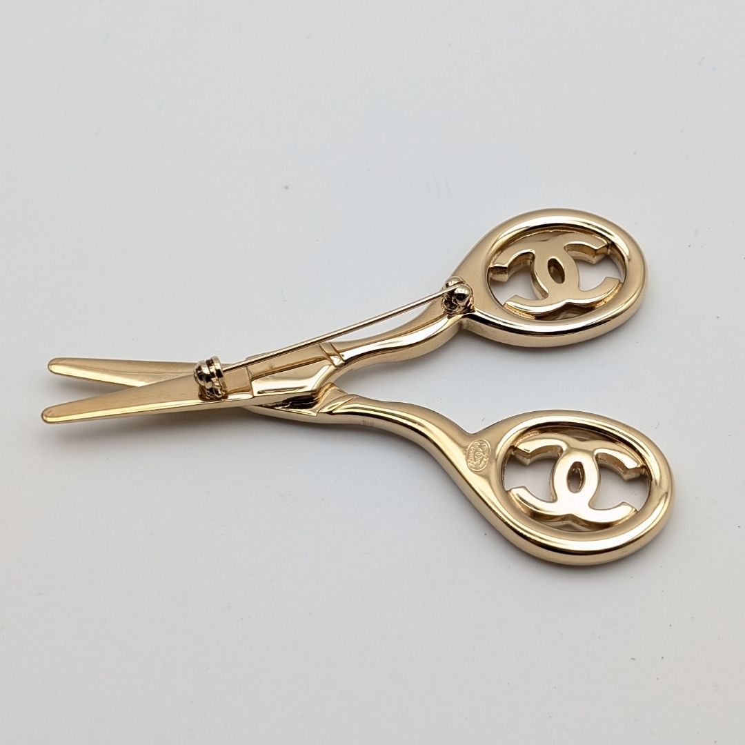 Chanel 02P Brooch CC Logo Scissors Gold Rhinestone — view 5