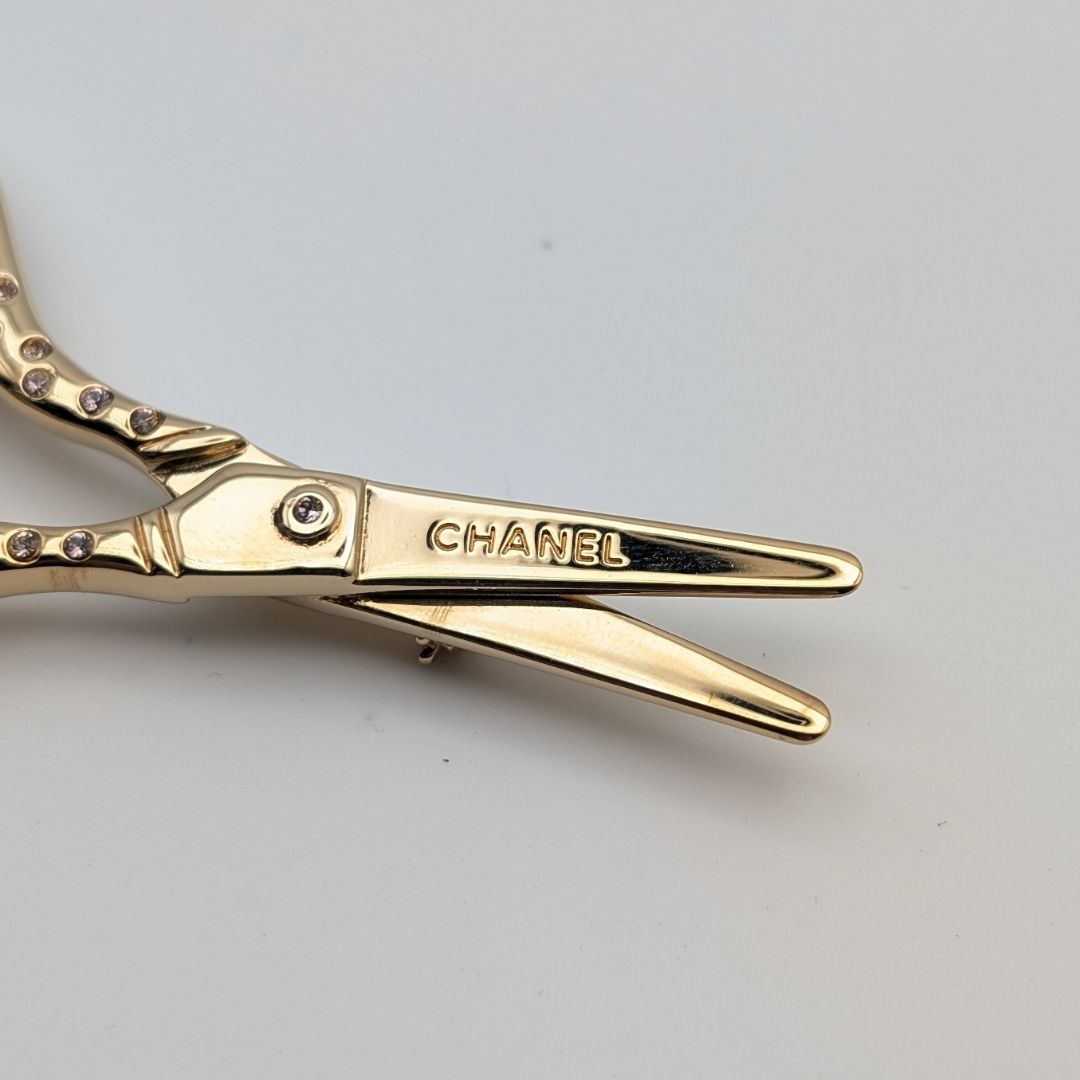 Chanel 02P Brooch CC Logo Scissors Gold Rhinestone — view 2