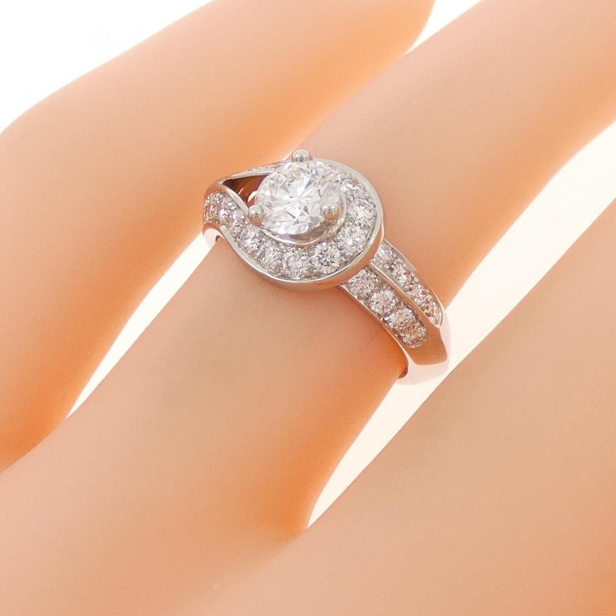 Van Cleef & Arpels Couture Ring — view 5