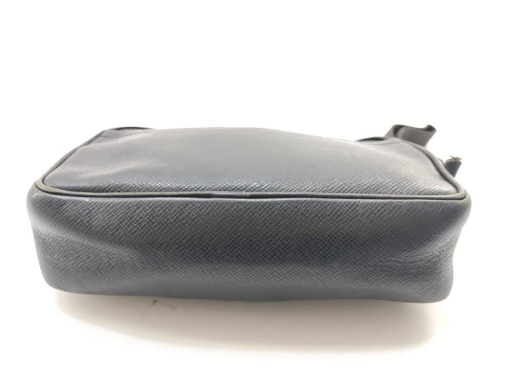 Louis Vuitton Second Bag Karga Ardoise Taiga Silver — view 3