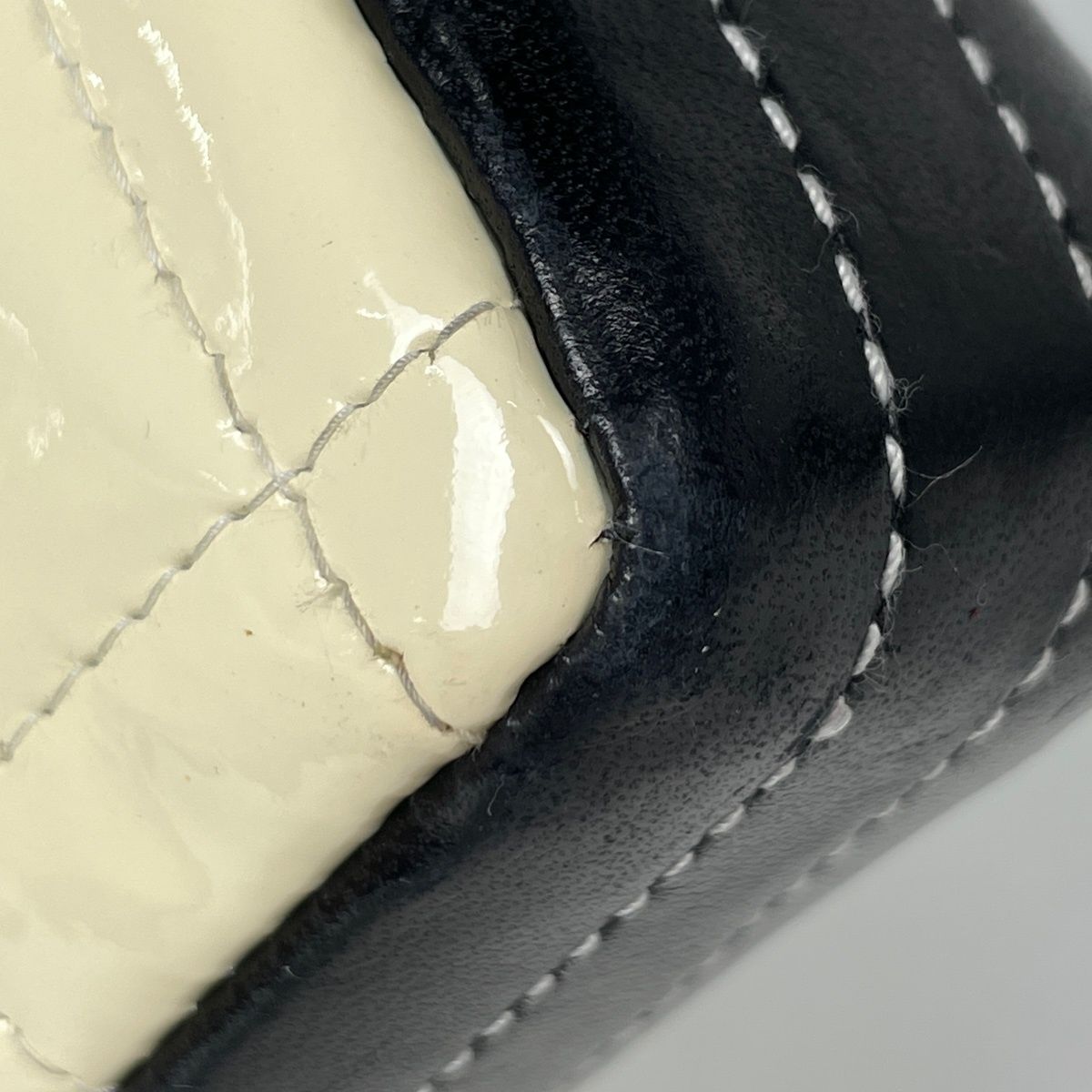 Chanel Shoulder Bag CC Logo Chocolate Bar Patent Patent Leather White Black — view 3