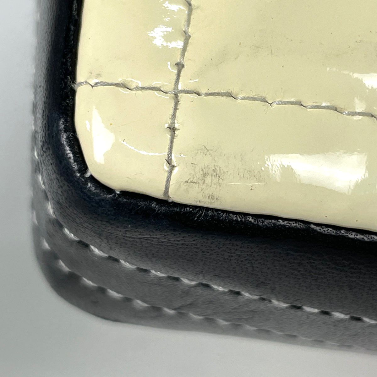 Chanel Shoulder Bag CC Logo Chocolate Bar Patent Patent Leather White Black — view 4