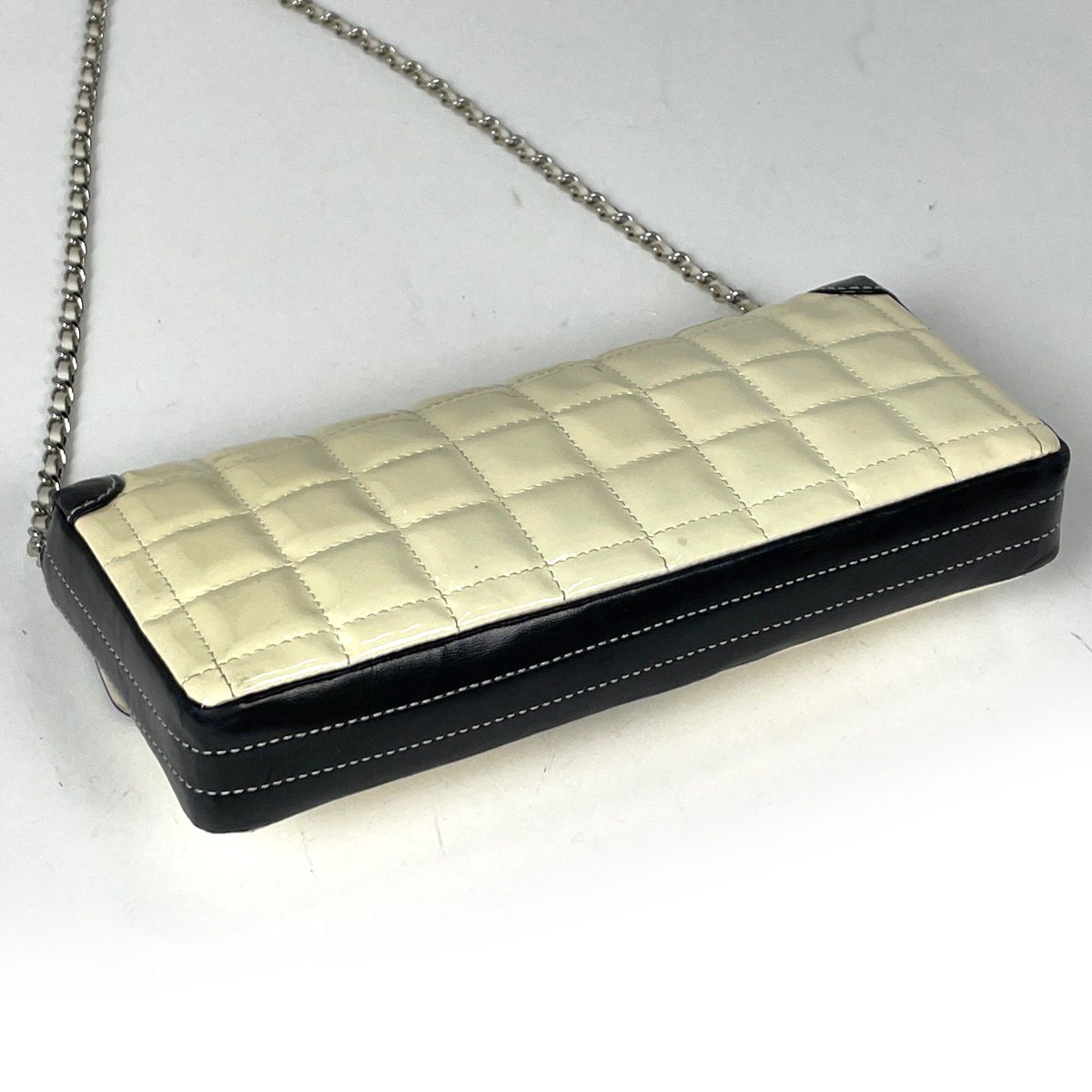 Chanel Shoulder Bag CC Logo Chocolate Bar Patent Patent Leather White Black — view 2