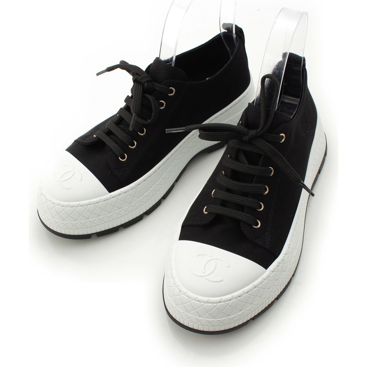 Chanel Cotton Lambskin CC Logo Low-Cut Sneakers Black White