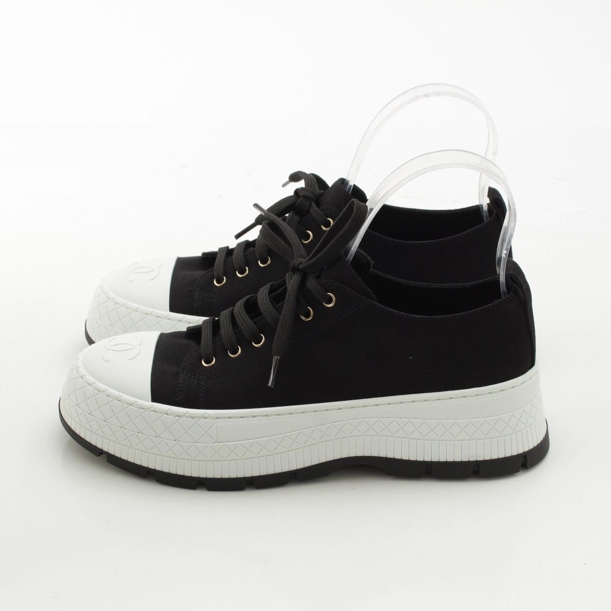 Chanel Cotton Lambskin CC Logo Low-Cut Sneakers Black White — view 3