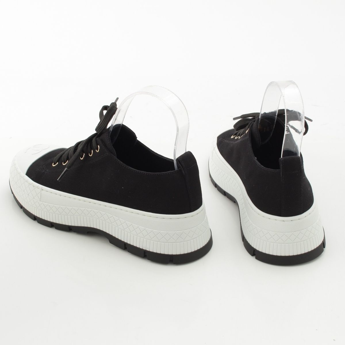 Chanel Cotton Lambskin CC Logo Low-Cut Sneakers Black White — view 4