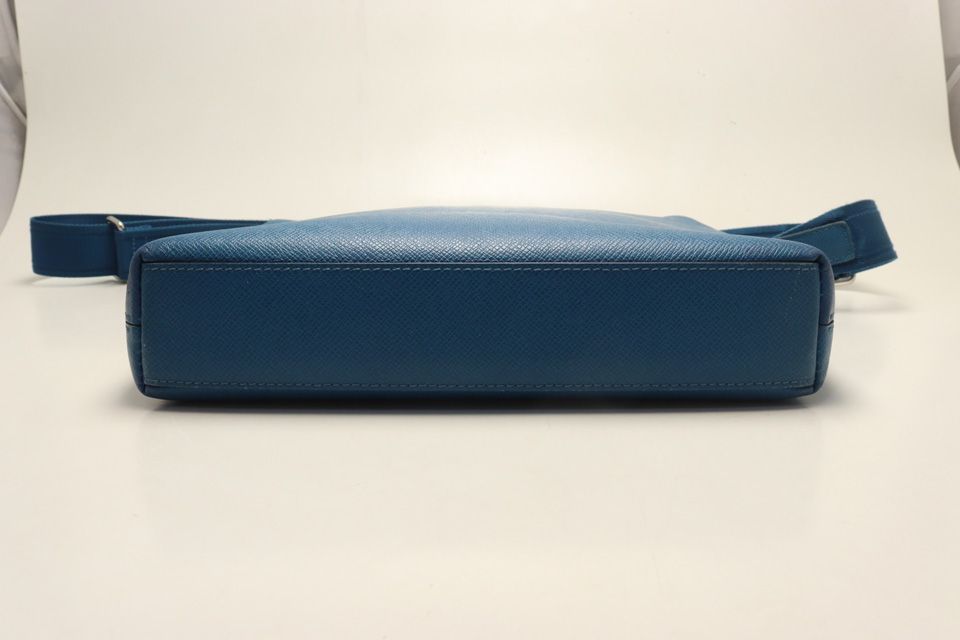 Louis Vuitton Taiga Grigori Shoulder — view 3