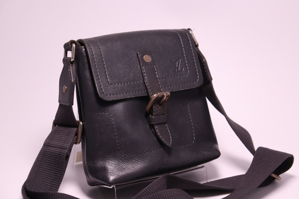 Louis Vuitton Utah Yuma Shoulder — view 4