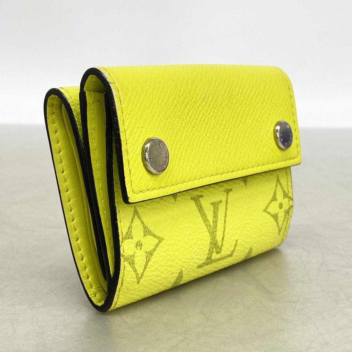 Louis Vuitton Trifold Wallet Taigarama Discovery Compact Jaune — view 2
