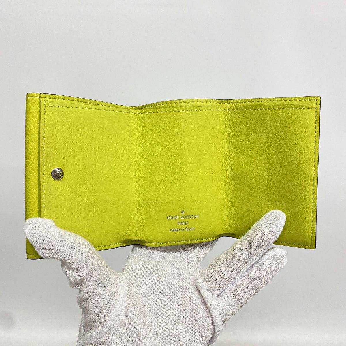 Louis Vuitton Trifold Wallet Taigarama Discovery Compact Jaune — view 3