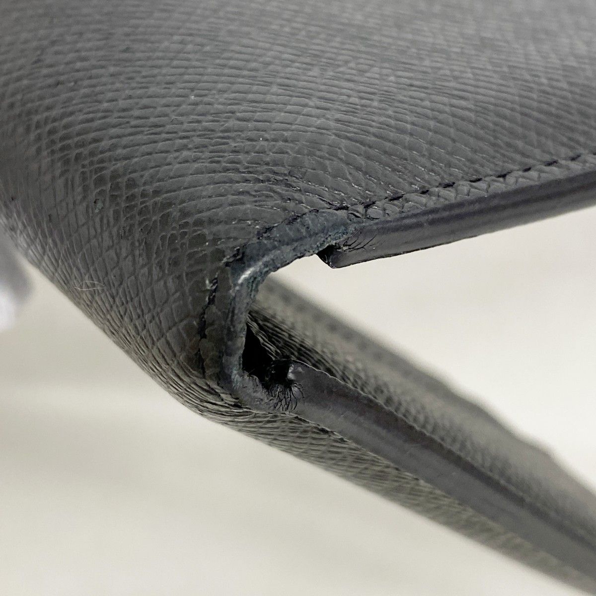 Louis Vuitton Billfold Taiga Portefeuille Calf Noir Wallet — view 5