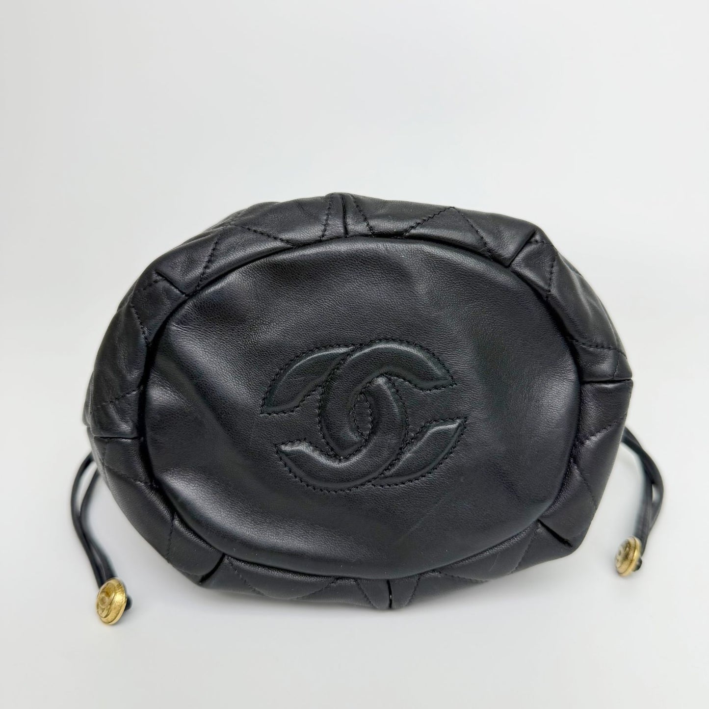 Chanel Quilted Drawstring Chain Shoulder Bag Lambskin Black Gold Vintage — view 8