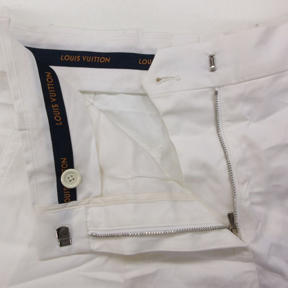 Louis Vuitton Shorts LV Logo Patch White — view 7