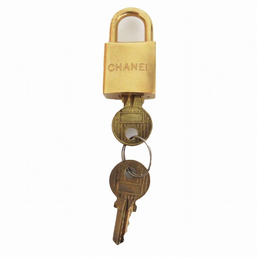 Chanel CC Logo Key Cadena Padlock Gold — view 2